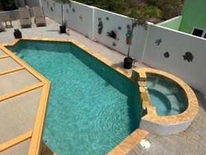 Hồ bơi trong/gần Paradera Palms Apt 2