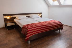Letto o letti in una camera di Hotel Bešeňová