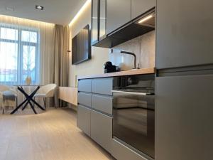 eine Küche mit einem Herd und einem Esszimmer in der Unterkunft Memel Town Apartments in Klaipėda