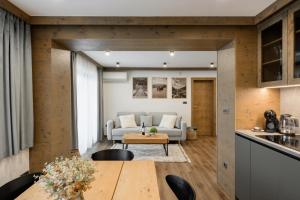 una sala de estar con un sofá y una mesa en Dovski Razgled, en Dovje