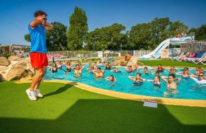 Bazén v ubytování Camping - Parc aquatique - ccafh0f nebo v jeho okolí