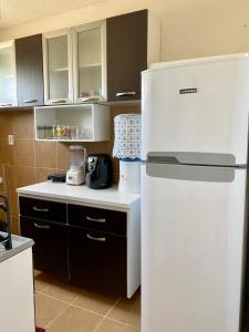 Η κουζίνα ή μικρή κουζίνα στο Apto econômico e mobiliado a 2km do shopping com garagem e Wi-Fi
