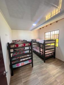 a room with two bunk beds in a room at Cabaña en la mesa De los Santos in Los Santos