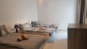 Katil atau katil-katil dalam bilik di Il-Girna- Modern Seaside Accommodation