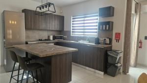 Dapur atau dapur kecil di Il-Girna- Modern Seaside Accommodation