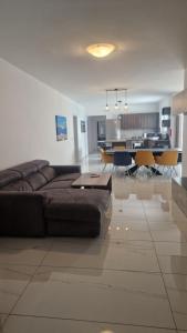 Ruang duduk di Il-Girna- Modern Seaside Accommodation