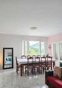 a living room with a dining room table and chairs at Casa em Miguel Pereira in Miguel Pereira