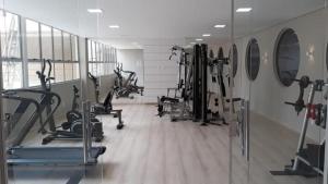 a gym with several treadmills and exercise bikes at Apartamento Petúnia 2qto até 3 pessoas Res Unique in Goiânia