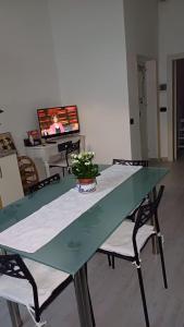 a green table and chairs in a living room at A casa di Pino in Alghero