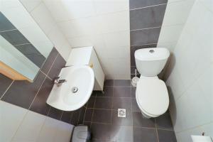 Ένα μπάνιο στο Apollonas Beachfront Apartment 1 +8 φωτογραφίες