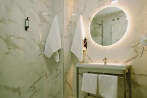多列毛利诺斯Apartamentos Buendia Suites - Torremolinos Centro的带水槽和镜子的浴室