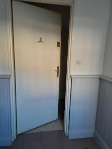 Fotografia z galérie ubytovania Chez Matteo T2 35 m ,parking privé securise terrasse 15m local skis 300m des remontées mécaniques v destinácii Bagnères-de-Luchon