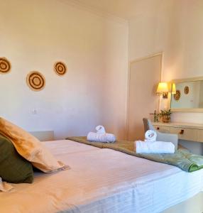 A bed or beds in a room at Ever Green beach Apartments