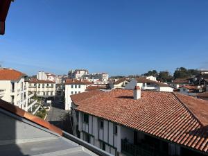 vista su una città con tetti e edifici di Résidence la Rhune a Saint-Jean-de-Luz
