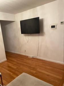 Televisyen dan/atau pusat hiburan di Prime Murray Hill 2 BR Gem