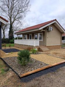 ein kleines Haus mit einer Landschaftsgestaltung davor in der Unterkunft Cottage "Au ptit bonheur" in Bourbourg