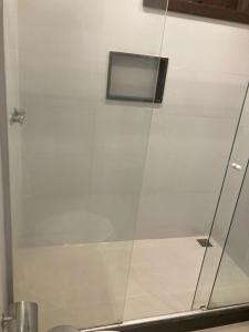 una puerta de cristal de una ducha en un baño en Leme Apartamento 1 quadra da Praia, en Río de Janeiro 15 fotos más