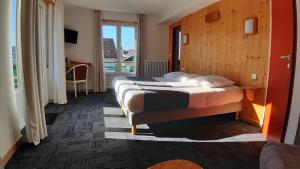 Postel nebo postele na pokoji v ubytování Hotel De La Route Verte