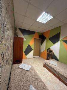 基辅Arcobaleno Home的客房设有两张床和彩色墙壁。