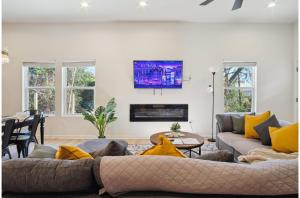 Una sala de estar con un sofá y una chimenea. en Blissful 5BR3BA Haven Near Riverwalk Downtown, en San Antonio