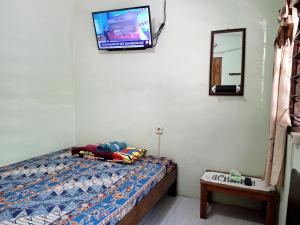 Rúm í herbergi á Ngampilan Backpacker Hostel