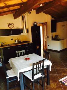 una cucina e una sala da pranzo con tavolo e sedie di La Casetta a Dolceacqua