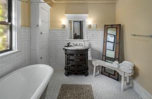 Koupelna v ubytování The New Victorian Mansion Bed & Breakfast + 67 fotografií