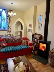 Χώρος καθιστικού στο Quirky, comfortable, converted Chapel