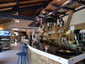 een bar in een restaurant met een toonbank en krukken bij Camping 4 étoiles - Piscine - ccaaagh in Carennac