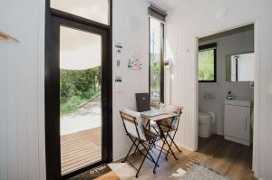 Clothiers CreekにあるRaspberry Spring Corner by Tiny Awayのノートパソコン付きのテーブルが備わる部屋
