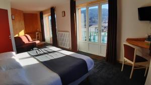 Postel nebo postele na pokoji v ubytování Hotel De La Route Verte