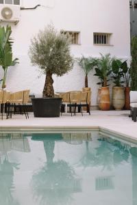 Apartamentos Buendia Suites - Torremolinos Centro内部或周边的泳池
