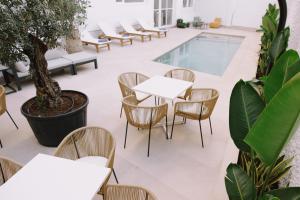 Apartamentos Buendia Suites - Torremolinos Centro内部或周边的泳池