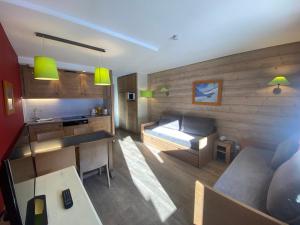 a living room with a bed and a kitchen at Charmant 2P au centre, balcon Sud, parking, animaux admis - FR-1-513-82 in La Tania