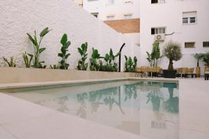 Apartamentos Buendia Suites - Torremolinos Centro内部或周边的泳池