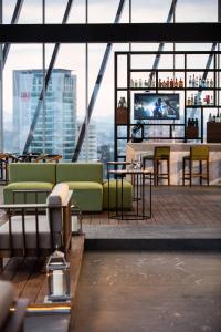 un bar sur le toit avec vue sur la ville dans l'établissement AC Hotel by Marriott Guadalajara Mexico, à Guadalajara