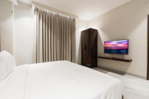 AVA Hotel Chandigarh Zirakpur的电视和/或娱乐中心
