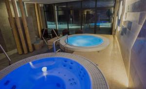 a jacuzzi tub in a room with a pool at Apartmán u Teuška in Krásno nad Kysucou