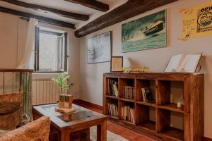 a living room with a table and a book shelf at Casa Rural Altzibar-berri in Urnieta