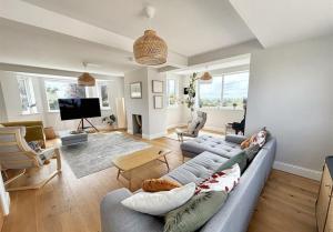埃克塞特Stunning home with magnificent views in East Devon的带沙发和电视的客厅
