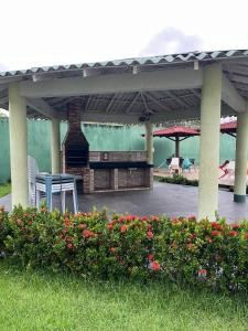 ein Pavillon mit Tisch und Stühlen und Blumen in der Unterkunft Apartamento em Belém- cop30 in Ananindeua