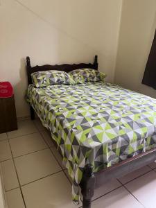 Bett in einem Zimmer mit in der Unterkunft Apartamento em Belém- cop30 in Ananindeua + 7 Fotos