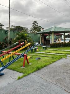 eine Reihe von Spielgeräten in einem Hof in der Unterkunft Apartamento em Belém- cop30 in Ananindeua