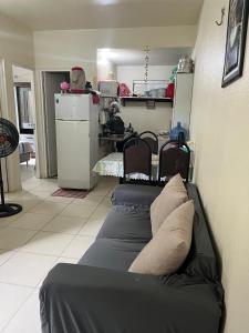 ein Wohnzimmer mit Sofa und eine Küche in der Unterkunft Apartamento em Belém- cop30 in Ananindeua