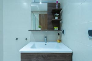 Charming Flat with Pool view Fast Wi-Fi的一间浴室