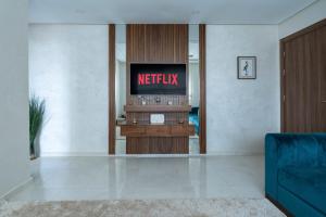Charming Flat with Pool view Fast Wi-Fi的电视和/或娱乐中心