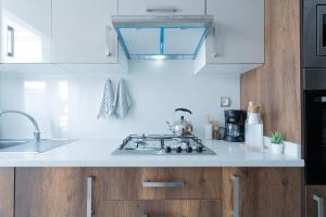 Charming Flat with Pool view Fast Wi-Fi的厨房或小厨房