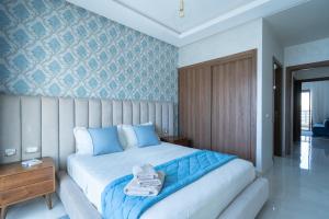 布兹尼盖Charming Flat with Pool view Fast Wi-Fi的一间卧室配有一张大床和一张木桌