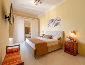 Un dormitorio con una cama y una cómoda. en Casa Preziosa, en Sorrento
