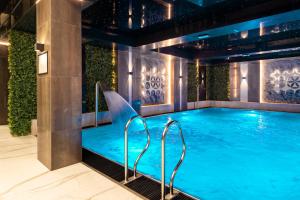 Góralski Resort Pool & SPA内部或周边的泳池